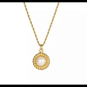 Pearl pendant gold necklace